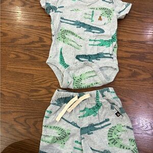 GAP set 12-18M shorts and bodysuit